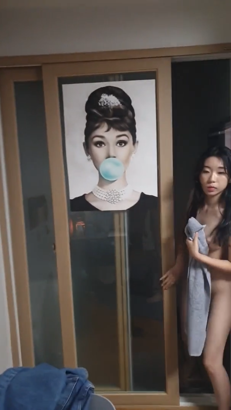 Em mới tắm xong nằm phơi hàng cho ráo nước