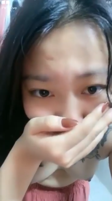 Đang live thì nứng quà đè em gái xinh ra địt. - sex clip