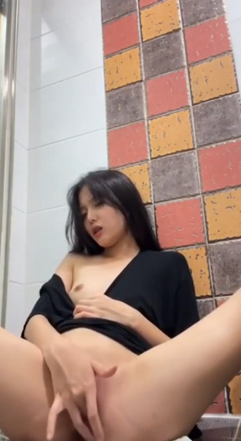 sex vn - Em tự sướng trong nhà tắm
